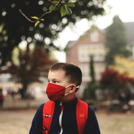 COVID-19: Γιατί το άνοιγμα των σχολείων μείωσε τις διαγνώσεις άγχους, κατάθλιψης και ΔΕΠΥ στα παιδιά