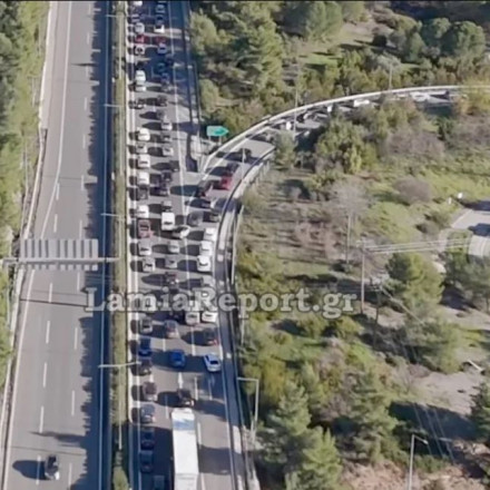 Βίντεο από drone: Κυκλοφοριακό κομφούζιο στην Αθηνών-Λαμίας λόγω των μπλόκων