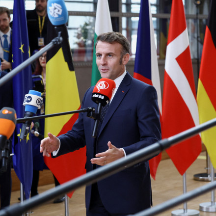 Ο Μακρόν εκνευρίστηκε με δημοσιογράφους στις Βρυξέλλες: Αμάν πια με τα μικρόφωνα που κουνιούνται