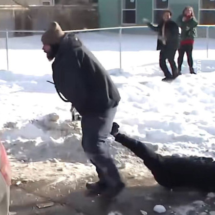 Βίντεο - σοκ στη Μινεάπολη: Ομοσπονδιακός πράκτορας σέρνει γυναίκα στα χιόνια για να τη συλλάβει