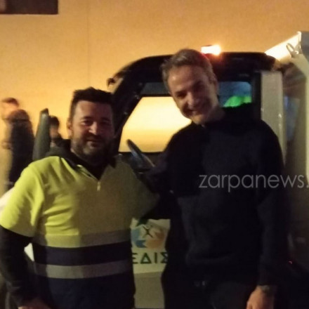 Χριστουγεννιάτικη βόλτα στο Ενετικό Λιμάνι των Χανίων για τον Κυριάκο Μητσοτάκη