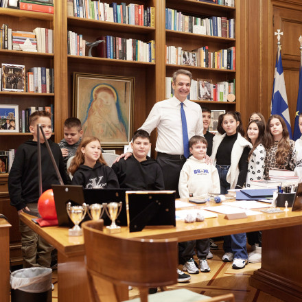 Μητσοτάκης: Υποδέχτηκε μαθητές μεινοτικού σχολείου από την Ξάνθη στο Μέγαρο Μαξίμου