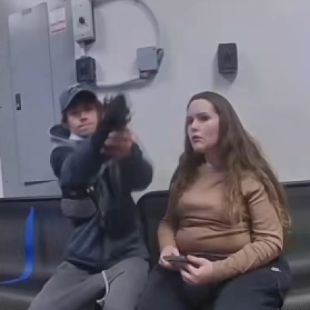 Οχάιο: 21χρονος σημαδεύει με όπλο αστυνομικό και πατά τη σκανδάλη - Δείτε το συγκλονιστικό βίντεο