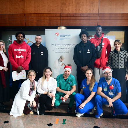 Μια πράξη αγάπης για τα Χριστούγεννα: Το δώρο των παικτών του Ολυμπιακού σε μικρούς ασθενείς