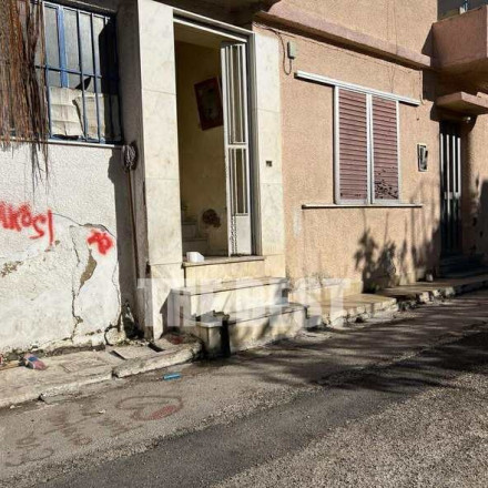 Ανήλικος έπεσε από μπαλκόνι στην Πάτρα - Νοσηλεύεται στο Καραμανδάνειο