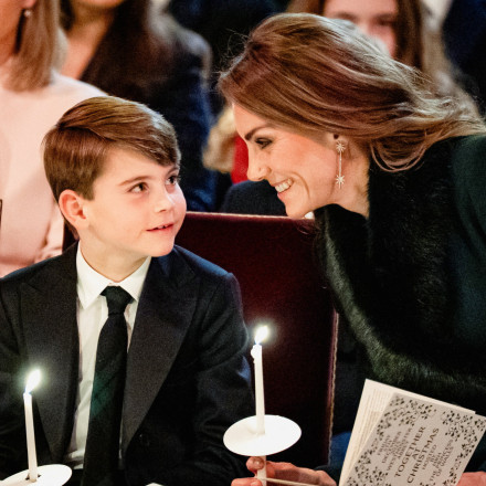 Ο σκανταλιάρης πρίγκιπας Λούις «έκλεψε» τα γλυκά που του προσέφεραν τα Χριστούγεννα