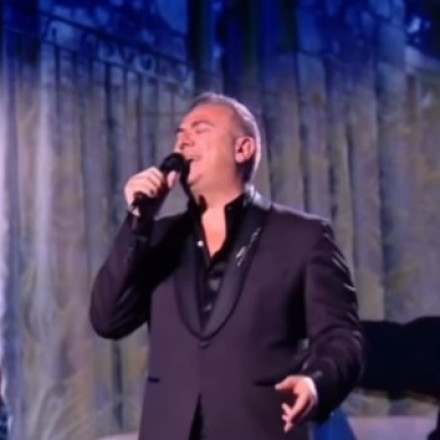 Η στιγμή που ο Αντώνης Ρέμος κάνει έκπληξη στον Νίκο Αλιάγα σε εκπομπή στη γαλλική τηλεόραση