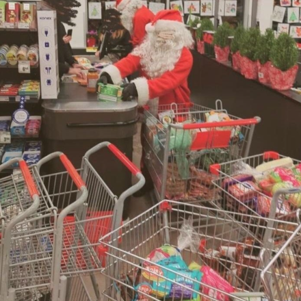 Άγιοι Βασίληδες και ξωτικά ξάφρισαν σούπερ μάρκετ στο Μόντρεαλ και τα δώρισαν στον κόσμο - Βίντεο