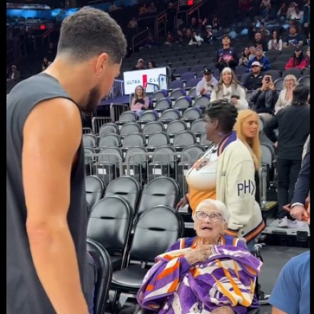 Συγκίνηση στο Φοίνιξ: 102χρονη παρακολούθησε αγώνα μπάσκετ για πρώτη φορά στη ζωή της (vid)