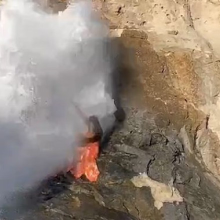 Βίντεο που κόβει την ανάσα: Τουρίστρια ποζάρει σε βράχια την ώρα που δυνατό κύμα την παρασύρει