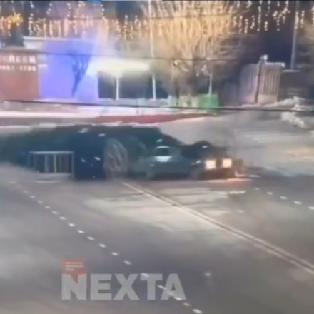 Ντριφτάρισμα για κλάματα: Οδηγός κάνει donuts και παίρνει... παραμάζωμα χριστουγεννιάτικο δέντρο