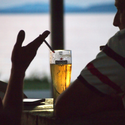 «Καμπάνα» 19.600 ευρώ σε 14 καταστήματα του κέντρου της Αθήνας για κάπνισμα και αλκοόλ σε ανηλίκους