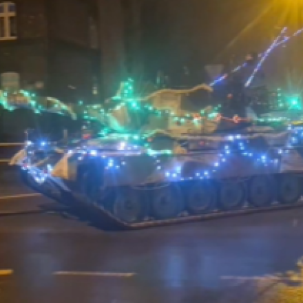 Πολωνία: «Έντυσαν» τανκ Leopard 1 με χριστουγεννιάτικα στολίδια και έκαναν βόλτα στους δρόμους