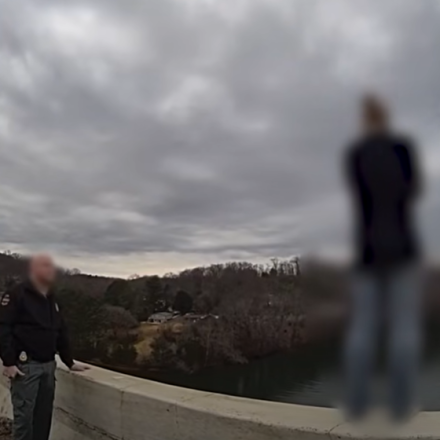 Η συγκλονιστική στιγμή που αστυνομικός σώζει απελπισμένη γυναίκα πριν βουτήξει στο κενό