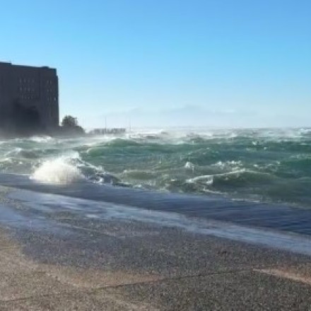 Σηκώθηκαν μεγάλα κύματα από τον Βαρδάρη 10 μποφόρ στη Θεσσαλονίκη - Πτώσεις δέντρων στην πόλη