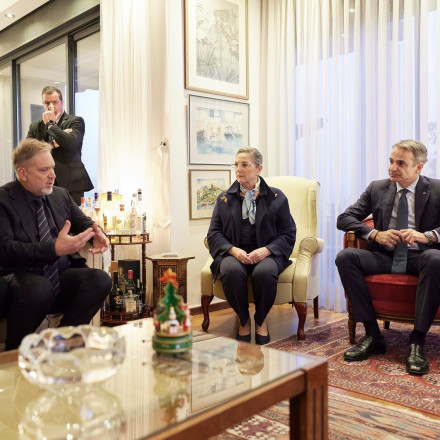 Ο Μητσοτάκης στο σπίτι του Ιωνά Καρούση που δολοφονήθηκε στη Γιάφα - Τι είπε στους γονείς του