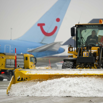 Ολλανδία: Εκατοντάδες ακυρώσεις πτήσεων στο Άμστερνταμ λόγω χιονιού και παγετού