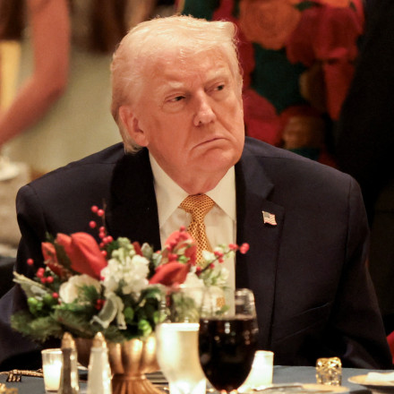 Τραμπ: Παίρνω περισσότερη ασπιρίνη, γι’ αυτό έχω μώλωπες και δεν αποκοιμιέμαι στα συμβούλια