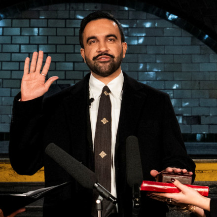 Εποχή Ζοχράν Μαμντάνι στη Νέα Υόρκη - Ο πρώτος δήμαρχος της πόλης που ορκίστηκε στο Κοράνι