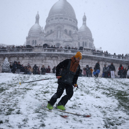 Οι Παριζιάνοι μετέτρεψαν τα ιστορικά σκαλιά της Μονμάρτρης σε πίστα για σκι λόγω του χιονιά