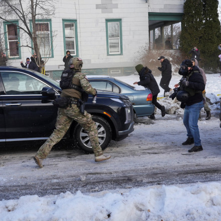 «Ξεκουμπιστείτε από εδώ»: Οργή στη Μινεάπολη για τον θανάσιμο πυροβολισμό 37χρονης από πράκτορα