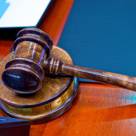 Χρέη στην εφορία: «Ποδαρικό» με 21 πλειστηριασμούς ακινήτων μεγάλων οφειλετών