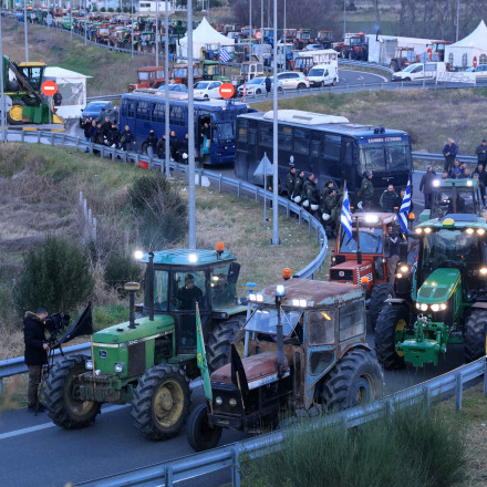 Αγρότες:Σταθερά τα μέτρα, επαφές κυβερνητικών με μπλόκα και σχέδια για να μην «κοπεί η χώρα στα δύο»