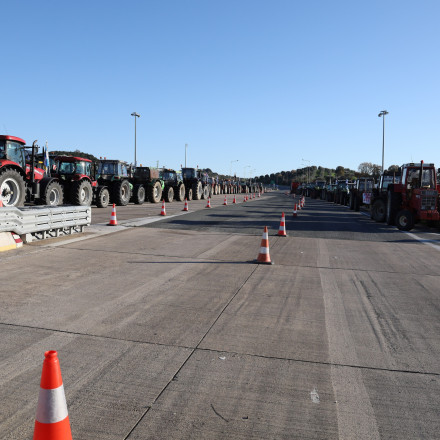 «Πονοκέφαλος» τα μπλόκα αγροτών για την ΕΛΑΣ -Το σχέδιο για επιστροφή των εκδρομέων της Πρωτοχρονιάς