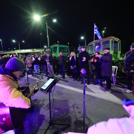 Ρεβεγιόν στα μπλόκα: Σούβλες, τρακτέρ και ζωντανή μουσική - Εικόνες, βίντεο από τη Νίκαια