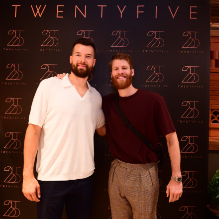 Ολυμπιακός: Ο Άλεκ Πίτερς προσκαλεί τον κόσμο στο εστιατόριό του με... μια έκπληξη (video)