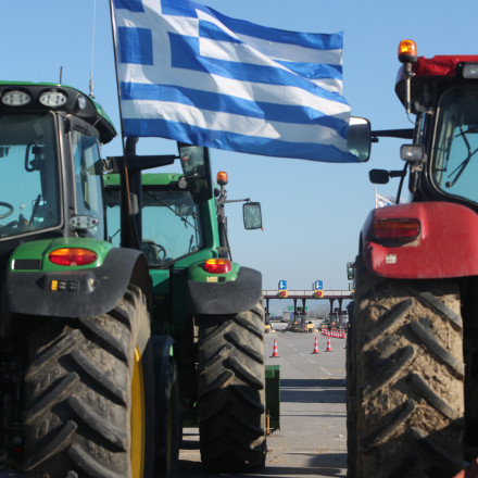 Σε κλοιό τρακτέρ η χώρα: Προ των πυλών το 48ωρο «μπλακ άουτ» και η σκληρή απάντηση του Μαξίμου