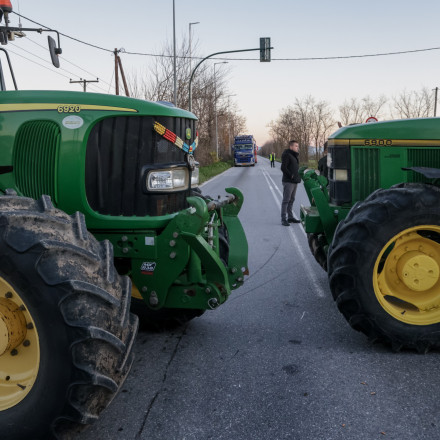 Ρεβεγιόν στην άσφαλτο και κυβερνητικό Plan B με πρόστιμα: Η μεγάλη μάχη των μπλόκων την Πρωτοχρονιά