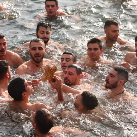 Θεσσαλονίκη: Με λαμπρότητα ο αγιασμός των υδάτων στο λιμάνι - Τον σταυρό έπιασε ένας 23χρονος