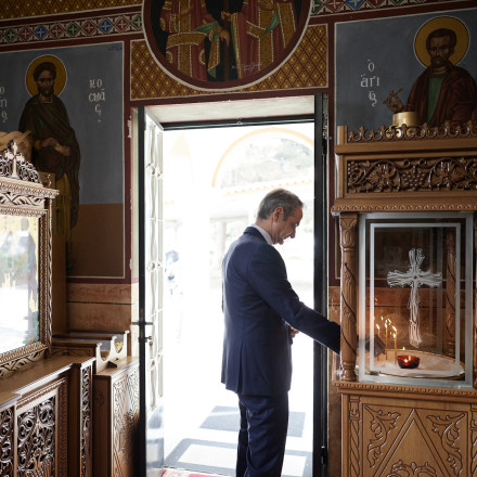 Το κερί του Κυριάκου Μητσοτάκη στο εκκλησάκι στην Ελευσίνα και το διπλό μήνυμα για τα Θεοφάνια