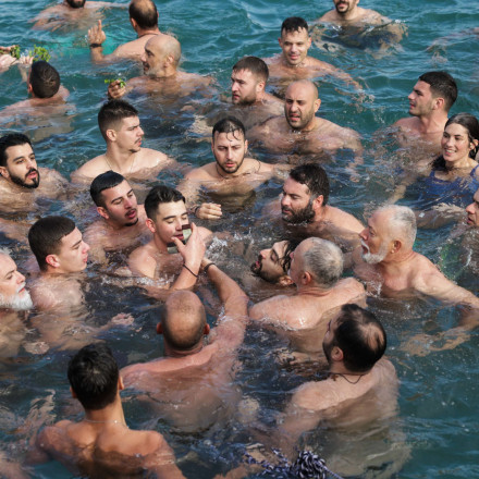 Απρόοπτο στα Θεοφάνια Ηρακλείου: Ο Τίμιος Σταυρός έσπασε στη θάλασσα