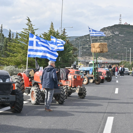 Απογοητευμένοι οι αγρότες: «Ψίχουλα τα μέτρα της κυβέρνησης» - Δεν φεύγουν από τα μπλόκα