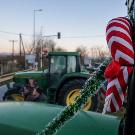Αγρότες: «Κομμένη στα δύο» η χώρα πριν την Πρωτοχρονιά - Αποκλεισμοί στην ΠΑΘΕ, κλειστή η Ιόνια οδός