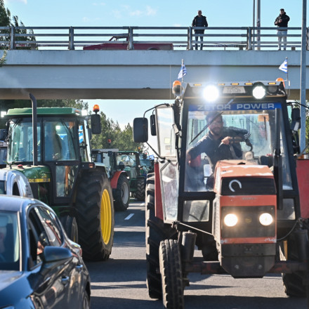 Αγρότες: Αποκλιμάκωση ενόψει του «ραντεβού» στο Μαξίμου - Ανοίγουν τα Τέμπη, πού κρατάνε τα μπλόκα