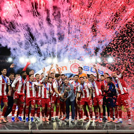 Ολυμπιακός: Η απονομή του Super Cup και οι πανηγυρισμοί των «ερυθρόλευκων» (vid)