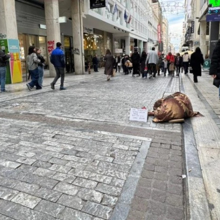 Ρεπορτάζ Flash: Η Αθήνα των «αόρατων» – Γιορτές στο πεζοδρόμιο και σπίτι ο δρόμος