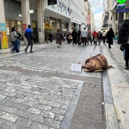 Ρεπορτάζ Flash: Η Αθήνα των «αόρατων» – Γιορτές στο πεζοδρόμιο και σπίτι ο δρόμος