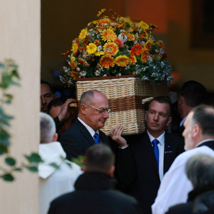 Σε ψάθινο φέρετρο κηδεύτηκε η Μπριζίτ Μπαρντό - Παρούσα και η Μαρίν Λεπέν