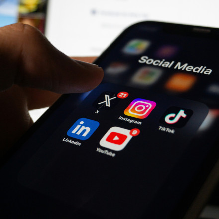 Μην παρακολουθείς τον/την πρώην σου στα social - Τι επιπτώσεις προκαλεί σύμφωνα με ειδικούς