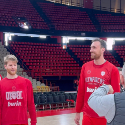 Ολυμπιακός: Γενέθλια στην προπόνηση για Γουόκαπ και Μιλουτίνοφ με έκπληξη από τους συμπαίκτες τους