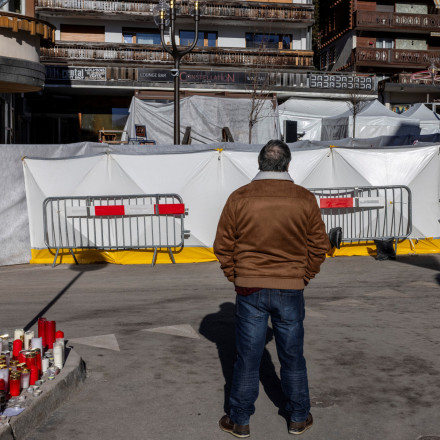 Κραν Μοντανά: Σάλος με βίντεο όπου φέρεται η ιδιοκτήτρια του μπαρ να το σκάει με τις εισπράξεις