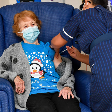 Ο φωτογράφος της πρώτης χορήγησης εμβολίου κατά της Covid 19 εξηγεί γιατί η στιγμή ήταν ιστορική