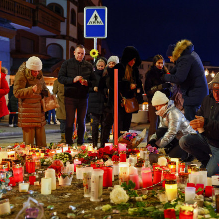 Μήνυση στο Charlie Hebdo για σκίτσο που σατίριζε την τραγωδία στο Κραν Μοντανά - «Απάνθρωπο»