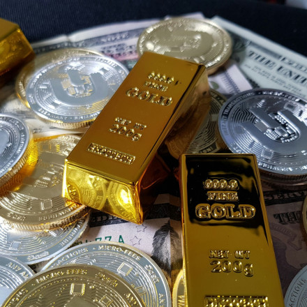 Απώλειες για χρυσό και ασήμι μετά από μία χρονιά ανοδικών ρεκόρ στις τιμές