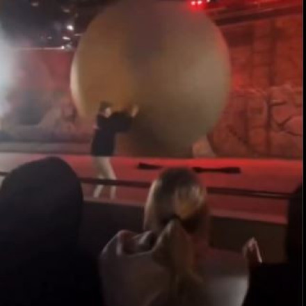 Τρόμος στην Disney: Ψεύτικος βράχος 180 κιλών «εκτόξευσε» εργαζόμενο σε παράσταση «Ιντιάνα Τζόουνς»