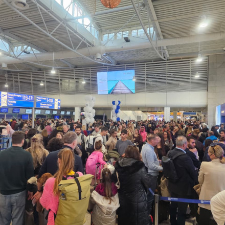 Το flash.gr στο «Ελ. Βενιζέλος»: Χάος, καθηλωμένες πτήσεις και χιλιάδες εγκλωβισμένοι επιβάτες